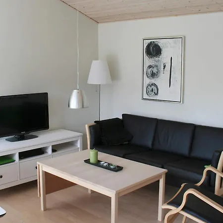 6 Person In Gudhjem-by Traum